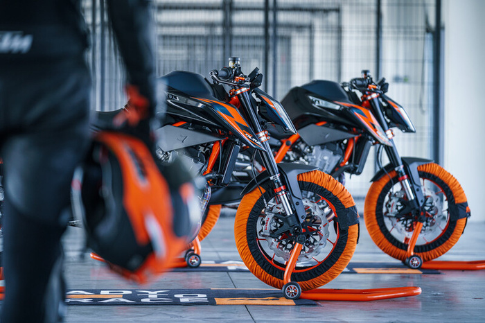 Cenové srovnání verzí Duke 890 od KTM